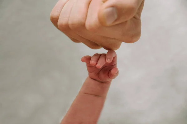 Puño Papá Bebé Recién Nacido Felices Momentos Familiares —  Fotos de Stock