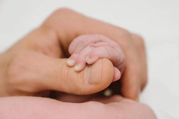 Anne Baba Parmağını Tutan Yenidoğan Bebek Mutlu Aile Bebek Koruma — Stok fotoğraf