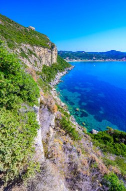Agios Georgios plajı cennet koyundaki güzel dağ manzarası, Korfu adası, Yunanistan