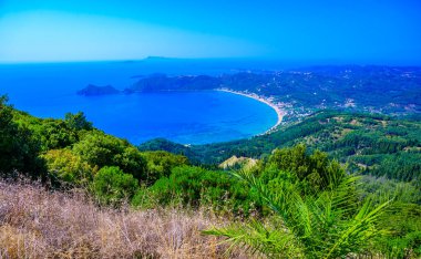 Agios Georgios plajı cennet koyundaki güzel dağ manzarası, Korfu adası, Yunanistan