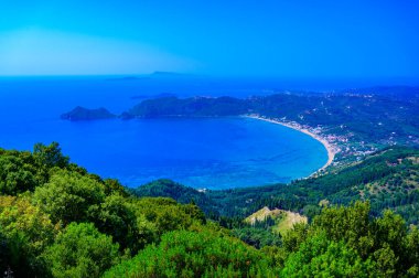 Agios Georgios plajı cennet koyundaki güzel dağ manzarası, Korfu adası, Yunanistan
