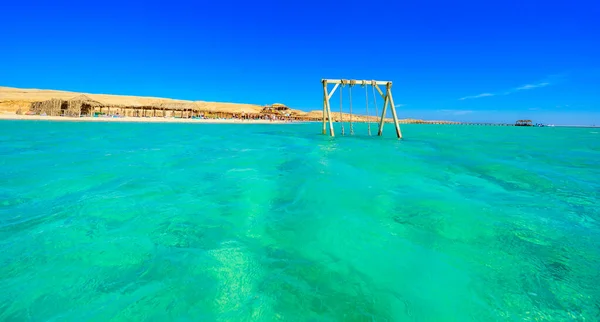 クリスタルクリア紺碧の水でスイング 白いビーチとオレンジベイビーチ ギフトゥン島 マヒマ フルガダ エジプトの楽園の海岸線 — ストック写真