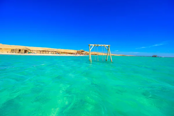 Swing Κρυστάλλινα Νερά Orange Bay Beach Λευκή Παραλία Παραδεισένια Ακτογραμμή — Φωτογραφία Αρχείου