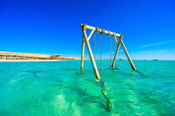 Swing Κρυστάλλινα Νερά Orange Bay Beach Λευκή Παραλία Παραδεισένια Ακτογραμμή — Φωτογραφία Αρχείου