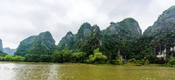Национальный Парк Кок Туристы Путешествующие Лодках Реке Нго Донг Провинции — стоковое фото