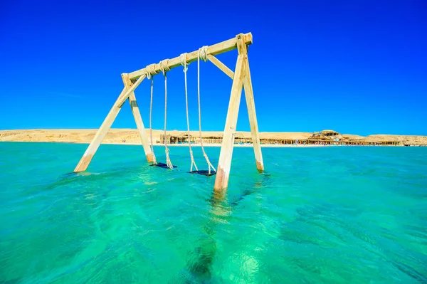 Swing Κρυστάλλινα Νερά Orange Bay Beach Λευκή Παραλία Παραδεισένια Ακτογραμμή — Φωτογραφία Αρχείου