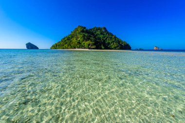 Tavuk Adası 'na bakın. Koh Kai, Koh Tup & Koh Mor adasındaki cennet plajı. Andaman Denizi, Krabi Bölgesi, Tayland.