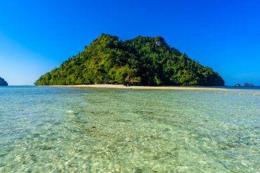 Tavuk Adası 'na bakın. Koh Kai, Koh Tup & Koh Mor adasındaki cennet plajı. Andaman Denizi, Krabi Bölgesi, Tayland.