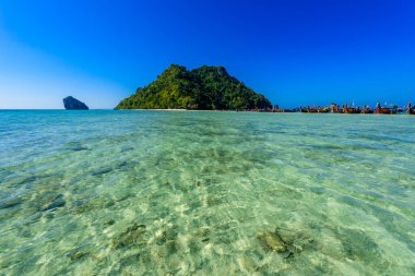 Tavuk Adası 'na bakın. Koh Kai, Koh Tup & Koh Mor adasındaki cennet plajı. Andaman Denizi, Krabi Bölgesi, Tayland.
