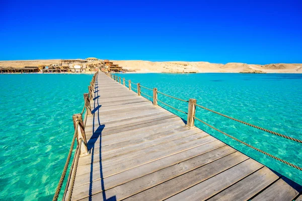 Wooden Pier Пляже Orange Bay Beach Чистой Лазурной Водой Белым — стоковое фото