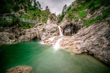 Stuibenflle 'in güzel manzarası - Avusturya' nın Alpler dağlarındaki Reutte 'de nehir ve şelale manzarası 