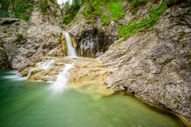 Stuibenflle 'in güzel manzarası - Avusturya' nın Alpler dağlarındaki Reutte 'de nehir ve şelale manzarası 