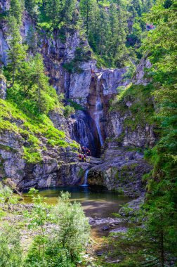 Stuibenflle 'in güzel manzarası - Avusturya' nın Alpler dağlarındaki Reutte 'de nehir ve şelale manzarası 