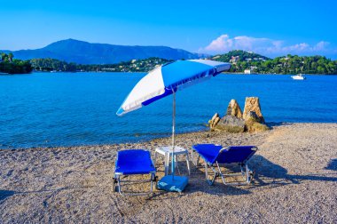 Gouvia plajı Kerkyra 'ya yakın bir cennet kumsalı. Korfu, İyon adası, Yunanistan ve Avrupa' da kristal berrak gök mavisi suyu var.
