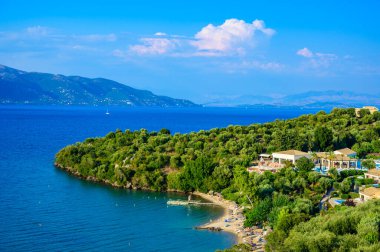 Kommeno 'daki Spilios plajı Kerkyra' ya yakın, Korfu, İyon adası, Yunanistan ve Avrupa 'da kristal berrak gök mavisi suyu bulunan bir cennet plajı.