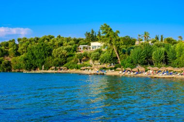 Kommeno 'daki Spilios plajı Kerkyra' ya yakın, Korfu, İyon adası, Yunanistan ve Avrupa 'da kristal berrak gök mavisi suyu bulunan bir cennet plajı.