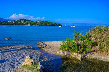 Gouvia plajı Kerkyra 'ya yakın bir cennet kumsalı. Korfu, İyon adası, Yunanistan ve Avrupa' da kristal berrak gök mavisi suyu var.