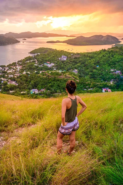 Chica Mirando Coron Town Bay Desde Mount Tapyas Busuanga Island —  Fotos de Stock