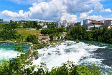 İsviçre 'de Schaffhausen ve Zürih kantonları arasında Rheinfall (Ren Şelaleleri), Neuhausen am Rheinfall.
