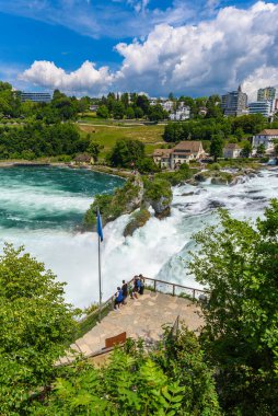 İsviçre 'de Schaffhausen ve Zürih kantonları arasında Rheinfall (Ren Şelaleleri), Neuhausen am Rheinfall.
