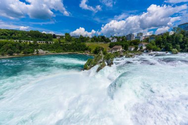 İsviçre 'de Schaffhausen ve Zürih kantonları arasında Rheinfall (Ren Şelaleleri), Neuhausen am Rheinfall.