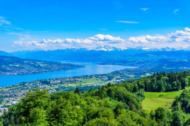 Zürih Gölü 'nün panoramik manzarası ve Uetliberg Dağı' nın tepesinden, Mt. Uetliberg, İsviçre, Avrupa