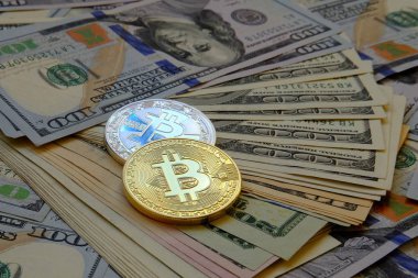 Dolar banknotu arka planına sahip Bitcoin.