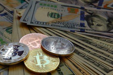 Dolar banknotu arka planına sahip Bitcoin.