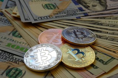 Dolar banknotu arka planına sahip Bitcoin.