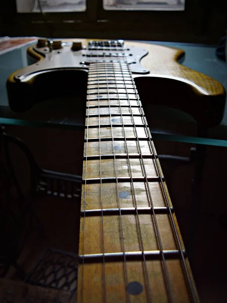 Izolowana Gitara Stole Kolorze — Zdjęcie stockowe