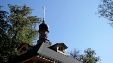 Çatı ve kubbe ahşap bir kilise ve mavi gökyüzü