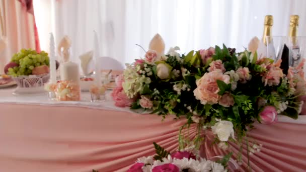 Feestelijke Bruiloft Tabel Met Eten Decoraties — Stockvideo