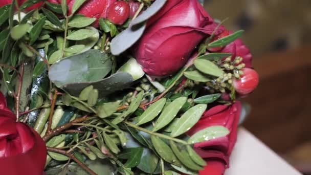 Boeket Van Rode Bloemen Ligt Een Tafel — Stockvideo
