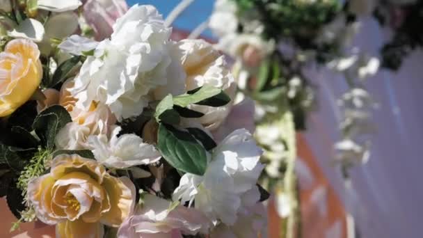 Arco Sposa Decorato Con Fiori Artificiali — Video Stock