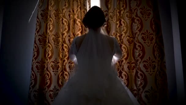 Menina Janela Seu Vestido Casamento Repente Abre Cortinas — Vídeo de Stock