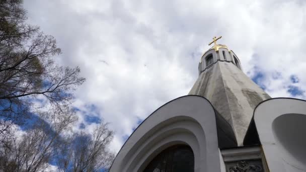 Cúpula Iglesia Cruz Contra Cielo Azul — Vídeo de stock