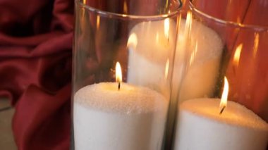 Cam kaplar büyük mumlar yak