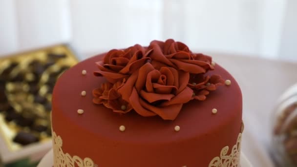 Parte Superior Torta Festiva Decorada Con Flores Rojas — Vídeo de stock