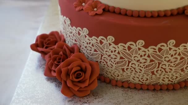 Feestelijke Cake Versierd Met Rode Bloemen — Stockvideo