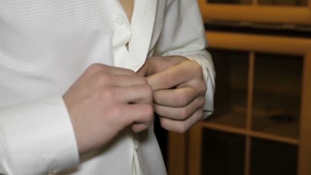 Hombre Está Abotonando Una Camisa Blanca Sus Manos Están Cerca — Vídeos de Stock