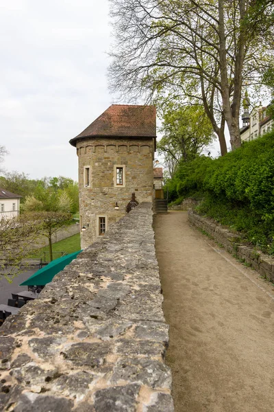 Fragment of the ancient fortress wall and a watchtower in the old part of the city. — Stock Photo, Image