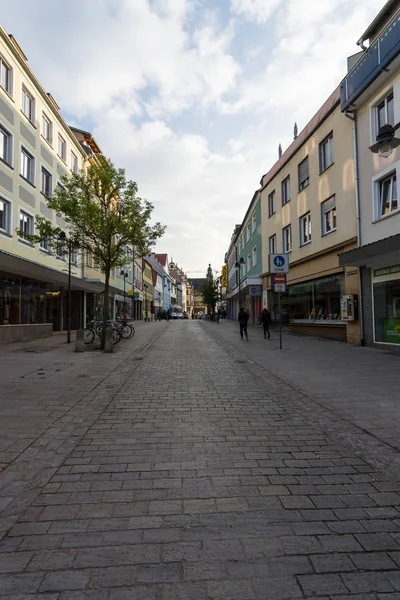 Strada dello shopping nel centro storico della città . — Foto Stock