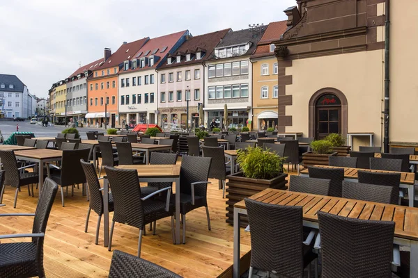 Tavoli del ristorante sulla piazza del mercato nel centro storico della città . — Foto Stock