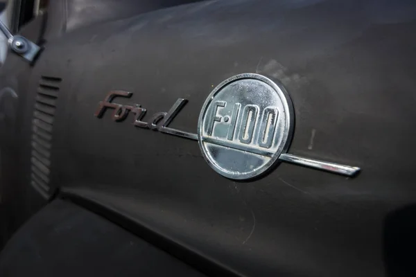 Эмблема полноразмерного пикапа Ford F100 . — стоковое фото
