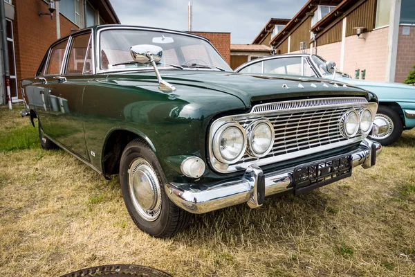 Полноразмерный автомобиль Ford Zodiac Mark III saloon (213E), 1962 . — стоковое фото