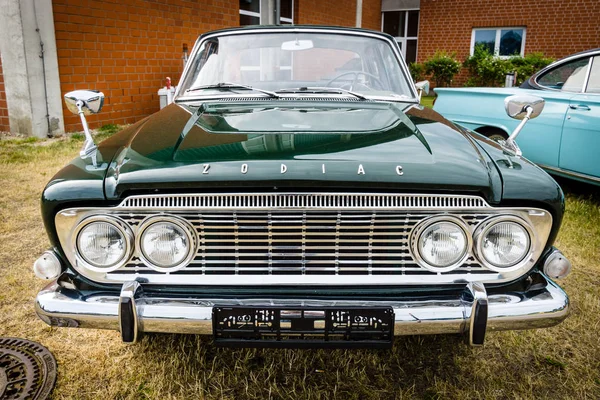 Full-size bil Ford Zodiac Mark Iii saloon (213e), 1962. — Stockfoto