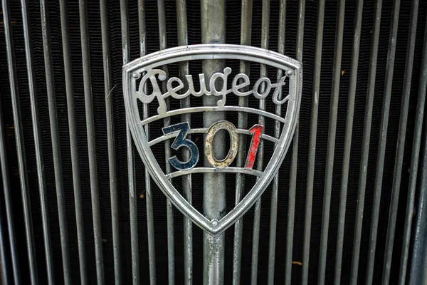 Эмблема большого семейного автомобиля Peugeot 301C, 1933 . — стоковое фото