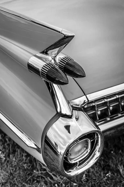 后方交通信号灯采用的全尺寸豪华轿车凯迪拉克轿跑车卡迪拉克，1959 — 图库照片