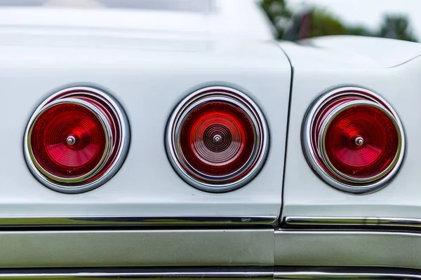 Phare d'une voiture pleine grandeur Chevrolet Impala (quatrième génération ). — Photo