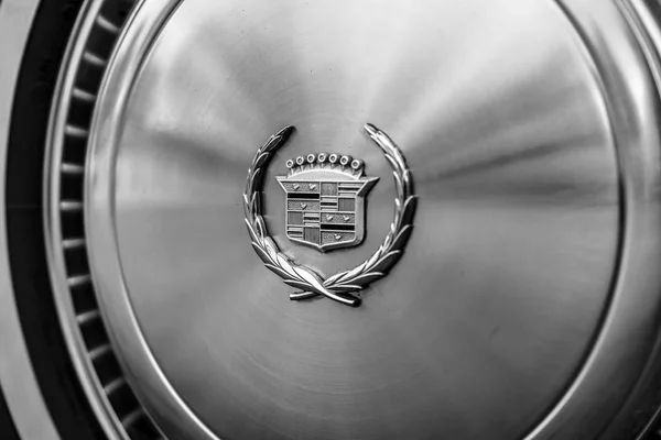 Hubcap of a full-size personal luxury car Cadillac Eldorado. — Stock Photo, Image